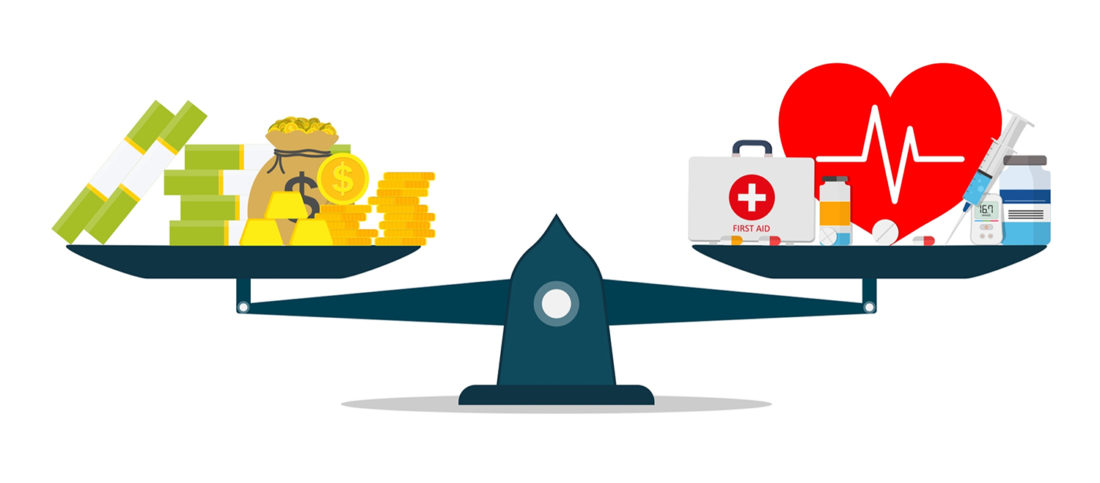 Balança Com Dinheiro De Um Lado E Tratamentos De Outro Representando Custo-benefício De Medicamentos