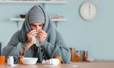 Homem com gripe ou resfriado