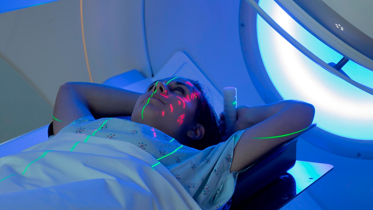 Mulher Deitada Em Uma Máquina De Radioterapia Para Tratar Um Linfoma