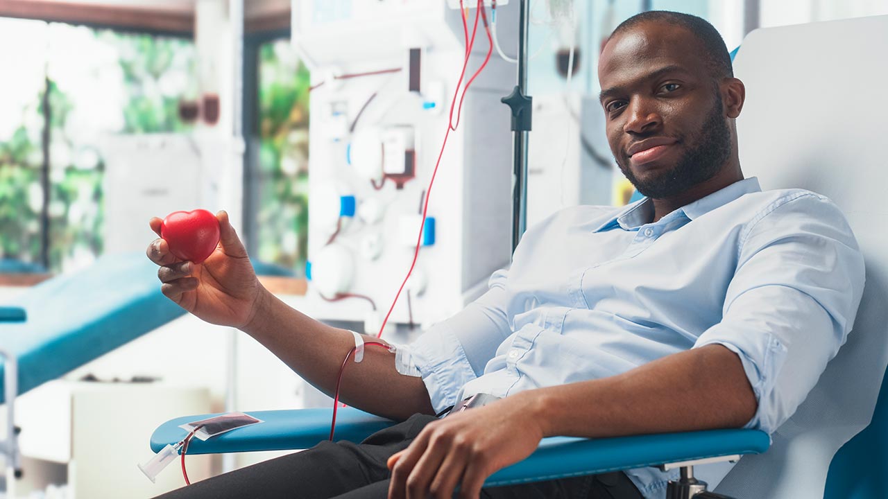 Homem doando sangue para ter menos risco de câncer